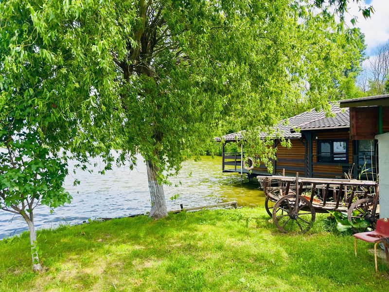 Barcă pe Lacul Periș